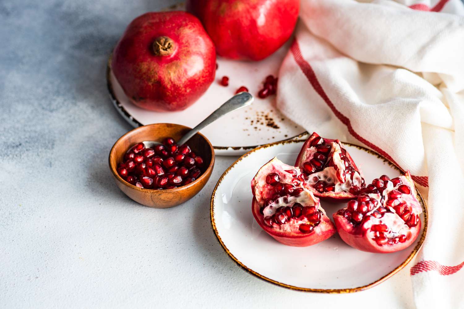 ms-how-to-eat-pomegranate-getty-07288a455771440c856478b44c81150f
